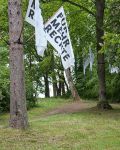 Fahnenflucht, dreiteilig, 2020, Fahnenstoff, Holz, Metall