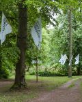 Fahnenflucht, Installationsansicht Parkanlage Schloss Kaarz