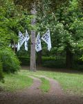 Fahnenflucht, Installationsansicht Parkanlage Schloss Kaarz